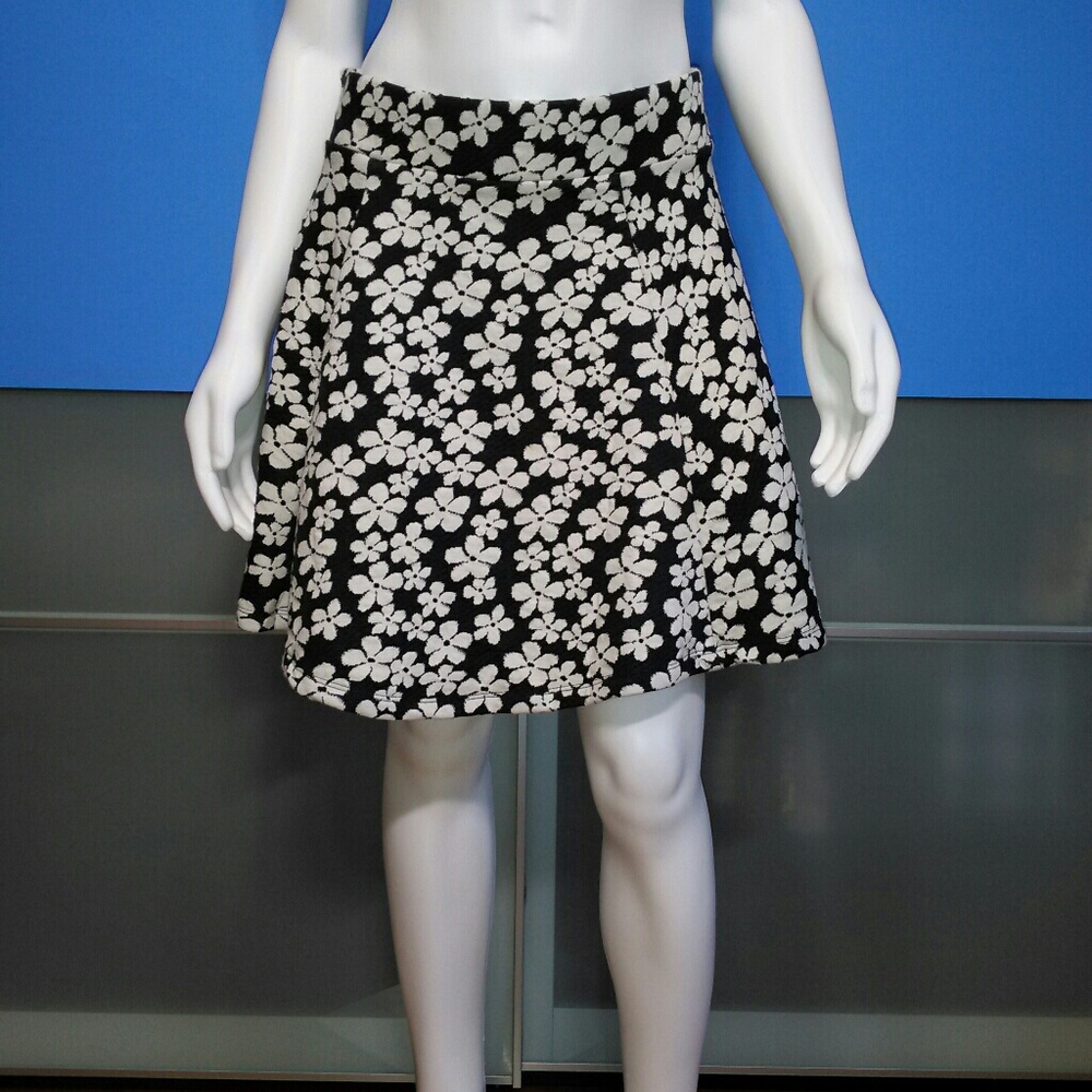 H&M DIVIDED • Daisy A-Line Skirt / size (S)